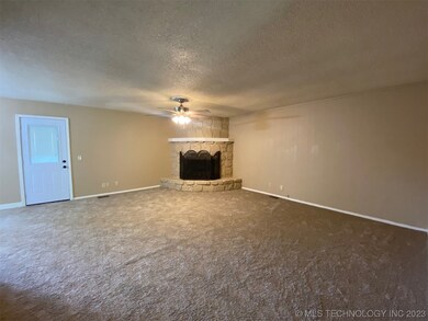 2904 E Memphis St, Broken Arrow, OK 74014 - photo 3