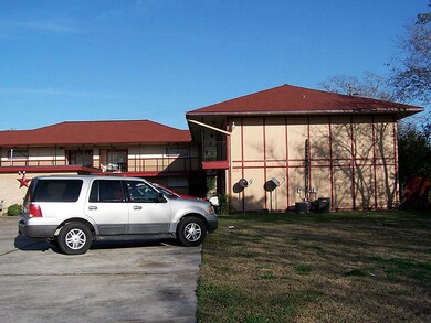 2200 S Gordon St unit 9, Alvin, TX 77511 - photo 3