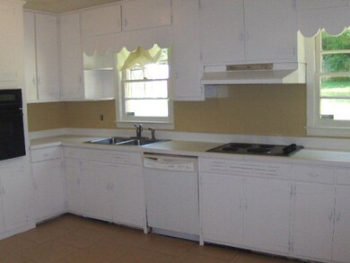 864 Winchester Cir, Macon, GA 31210 - photo 6