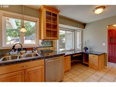 1407 E 21st St, the Dalles, OR 97058 - photo 2