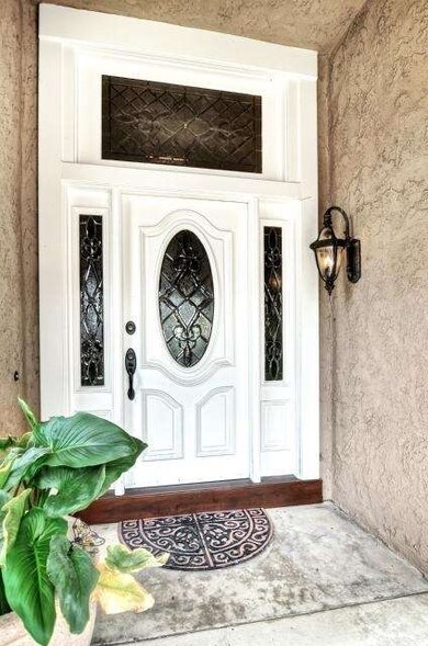 Welcome your guests with this beautiful leaded gla