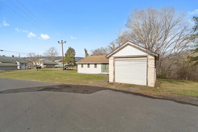 03-824 E Cedar St_03