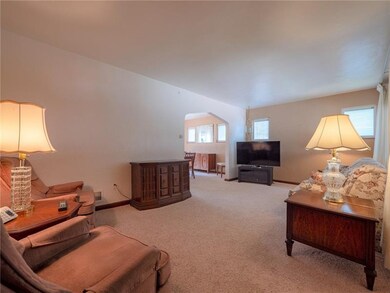 Step inside to find a spacious livingroom with hig