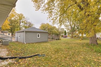 1311 11th St, Des Moines, IA 50314 - photo 5