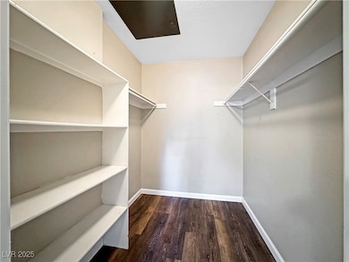 Photo taken prior to current tenant moving in.