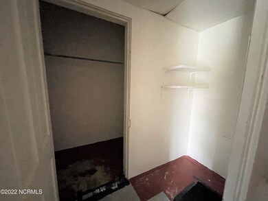 007 611A W 3rd Walkin Closet