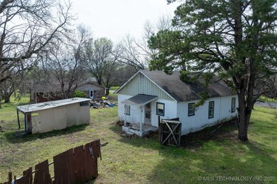 210 N Collins St, Colbert, OK 74733 - photo 4