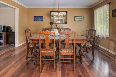 Formal Dining Room: A perfect space to entertain! 