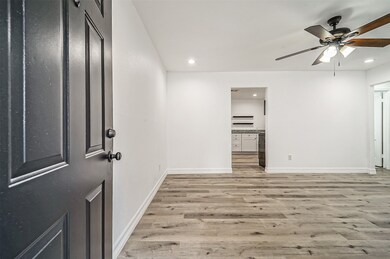 707 E 43rd St, Houston, TX 77022 - photo 4