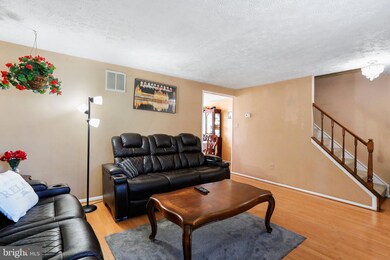 8156 Willowdale Ct, Springfield, VA 22153 - photo 4