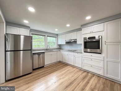 13127 Mercury Ln, Fairfax, VA 22033 - photo 5