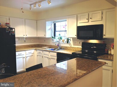 10222 Roberts Common Ln, Burke, VA 22015 - photo 4