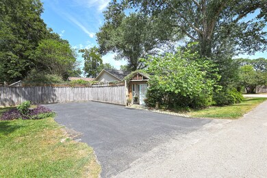 310 S Pine St, Tomball, TX 77375 - photo 6