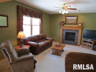 5330 Appleton Dr, Davenport, IA 52804 - photo 3