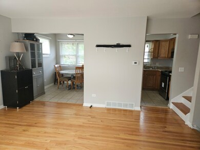 140 Skyline Dr, Carpentersville, IL 60110 - photo 2