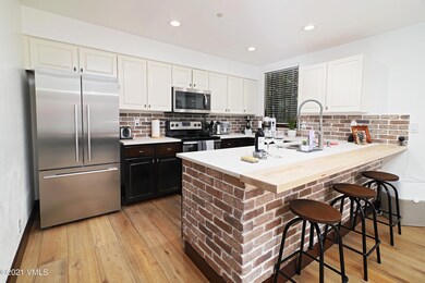sprucetree_lodge_401_kitchen