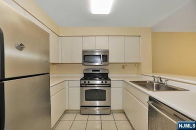 403 Nelson Ct unit 403A, Edgewater, NJ 07020 - photo 4