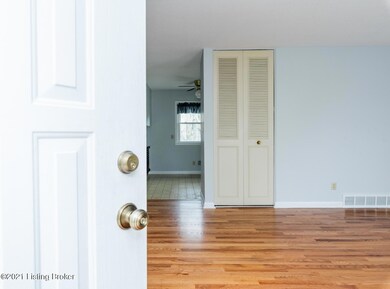 9301 Cloverwood Ln, Louisville, KY 40291 - photo 4