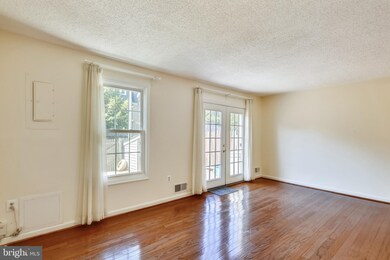 9637 Nonquitt Dr, Fairfax, VA 22031 - photo 4