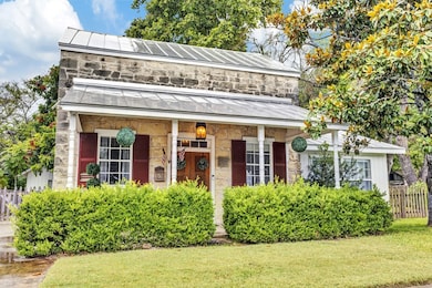 511 W San Antonio St, Fredericksburg, TX 78624 - photo 2