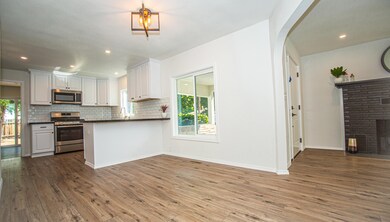 5570 Willow-Dining and Kitchen
