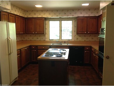 Large Eat-in Kitchen with island