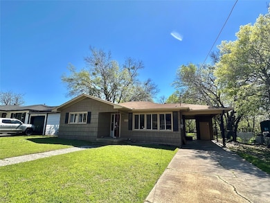 1610 Elizabeth St, Gainesville, TX 76240 - photo 2