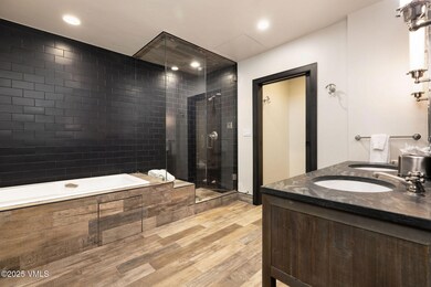 2504_snowcloud_711_interior_primary_bath