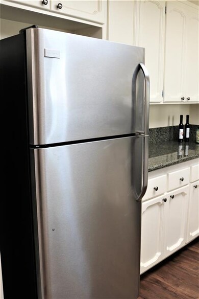 Refrigerator conveys