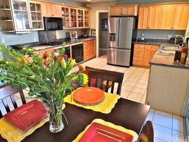 Oversize chefs eat-in kitchen