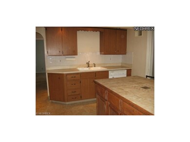 Spacious kitchen; appliances stay