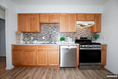 2052 Hoefleys Ln, Fort Lee, NJ 07024 - photo 5