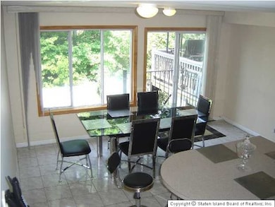 202 Wellington Ct, Staten Island, NY 10314 - photo 4