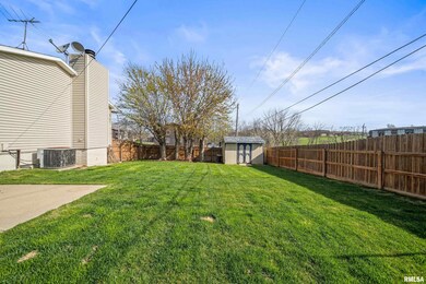 749 W 53rd St, Davenport, IA 52806 - photo 5