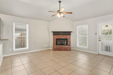 1067 Roundrock Dr, Saginaw, TX 76179 - photo 4