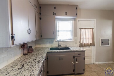 1170 SW Oakley Ave, Topeka, KS 66604 - photo 6
