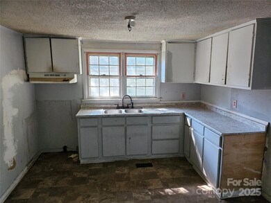 211 Putnam St, Shelby, NC 28152 - photo 6