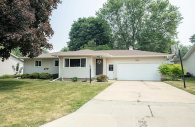 3828 Carlton Dr, Cedar Falls, IA 50613 - photo 2