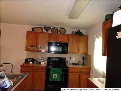 NICE KITCHEN OVERLOOKS LAKE