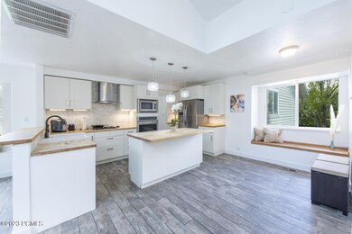 3_Kitchen_1800x1200_3680525
