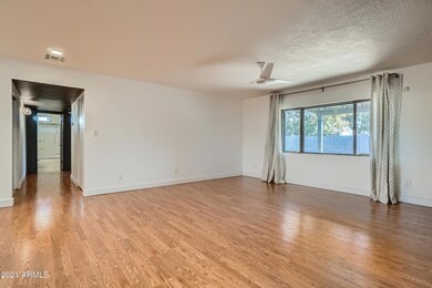 7-762122027-09 Living Room
