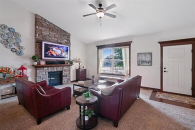 16419 Phoenix Dr, Clive, IA 50325 - photo 2