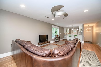 46-web-or-mls-1112-w-broadway