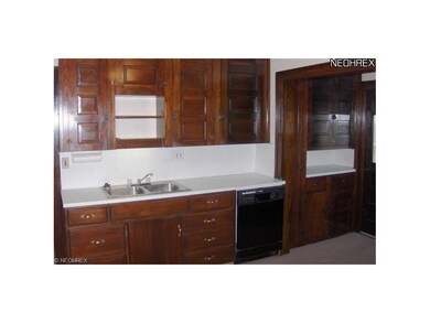 KITCHEN FEATURES BUILT IN DISHWASHER AND STORAGE G