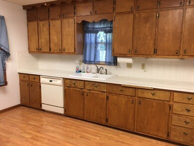 Note pull-out bread board.