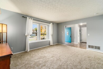 Living Room - Window W/Bench Seat!