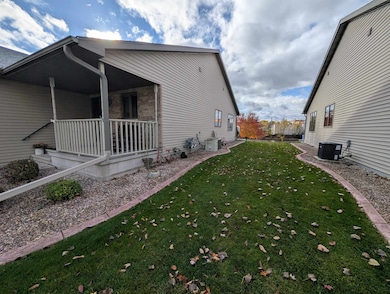 114 E North Water St, New London, WI 54961 - photo 2