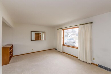 102 32nd St NW, Cedar Rapids, IA 52405 - photo 3