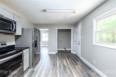 New Kitchen! w/Eat-in area