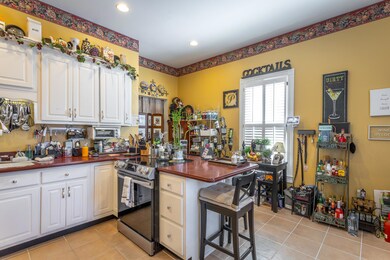 613 Colville St-32